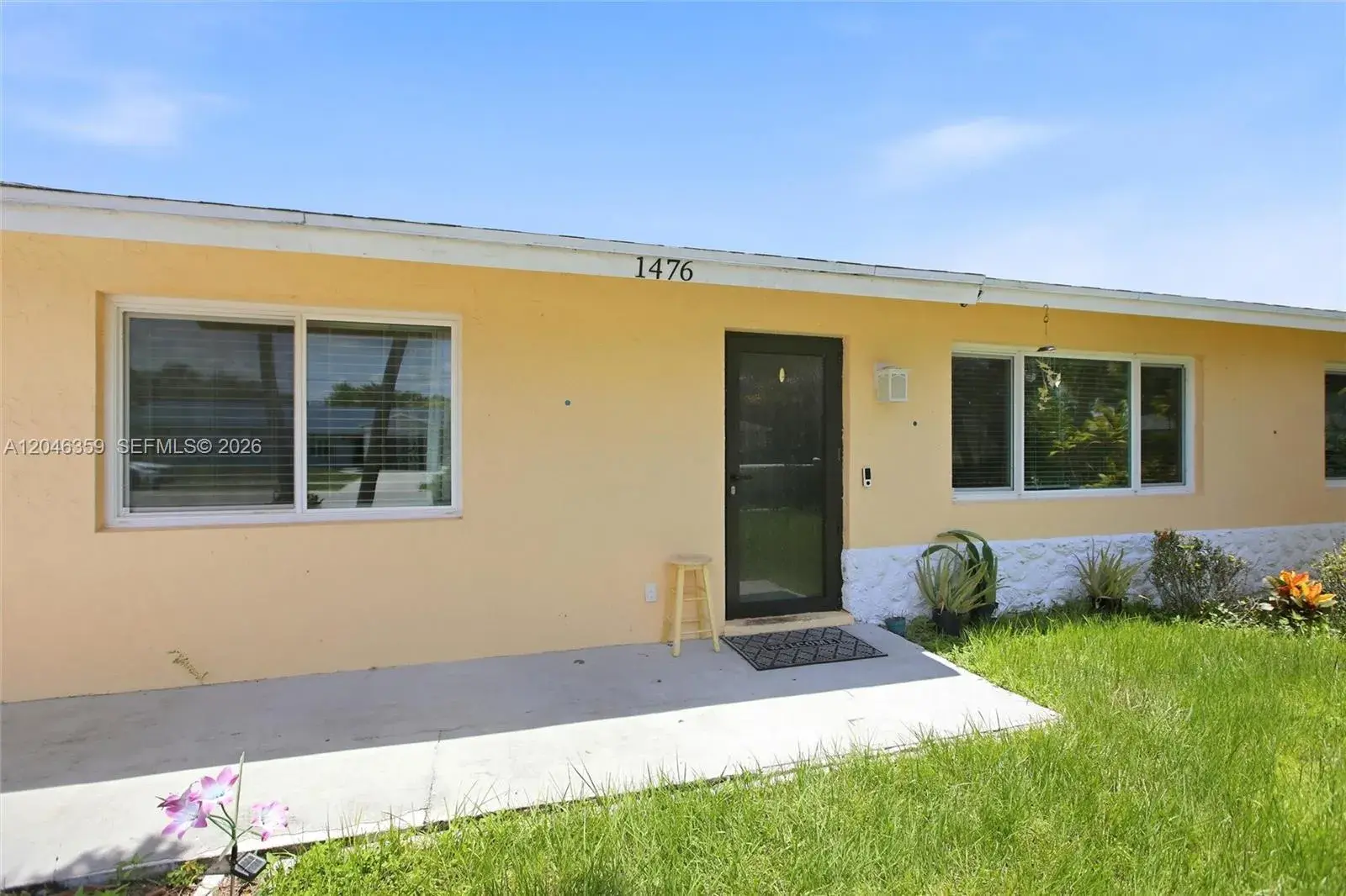 1476 N Mangonia Dr, West Palm Beach FL 33401