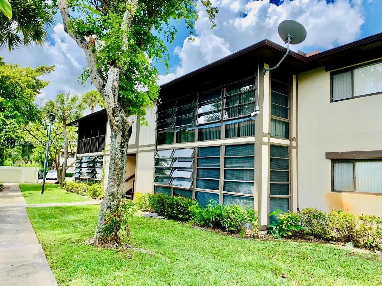 809 NE 199th St # 7, Miami FL 33179 photo 2