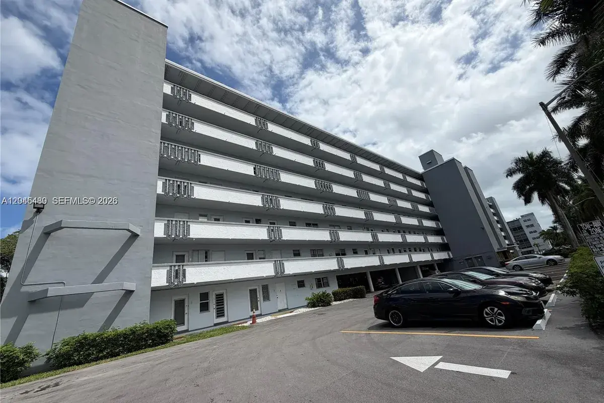 1000 NE 14th Ave # 405, Hallandale Beach FL 33009