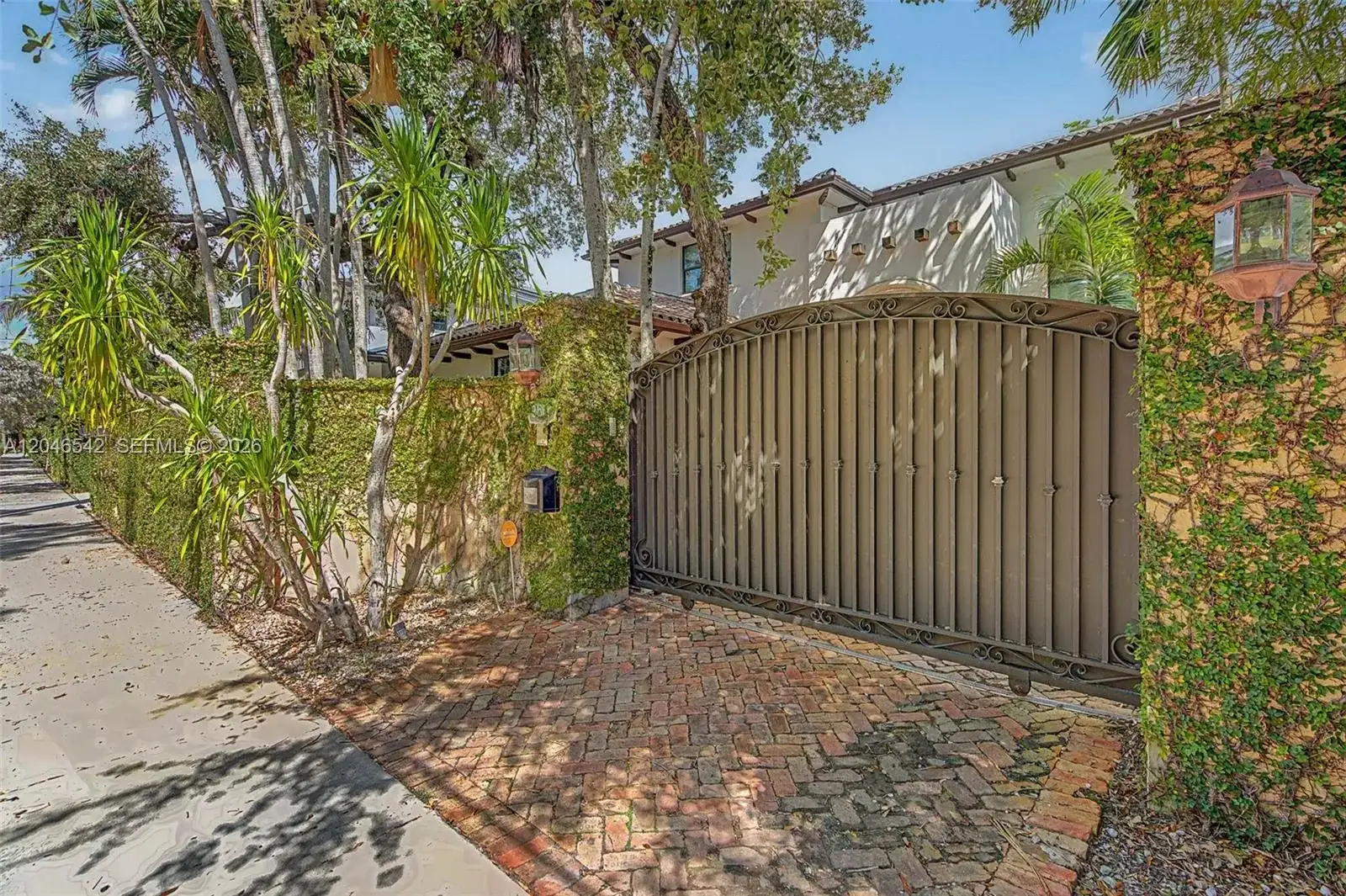 2561 Trapp Ave, Miami FL 33133 photo 2