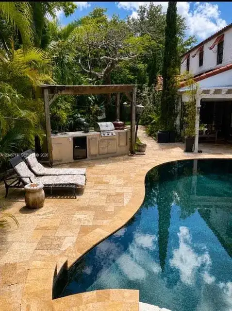 8276 E Dixie Hwy, Miami FL 33138 photo 4