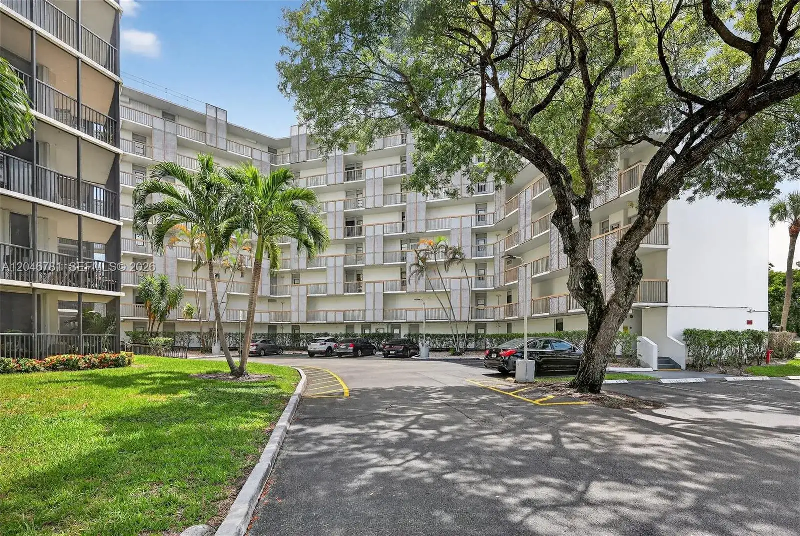 3401 N Country Club Dr # 109, Aventura FL 33180 photo 2