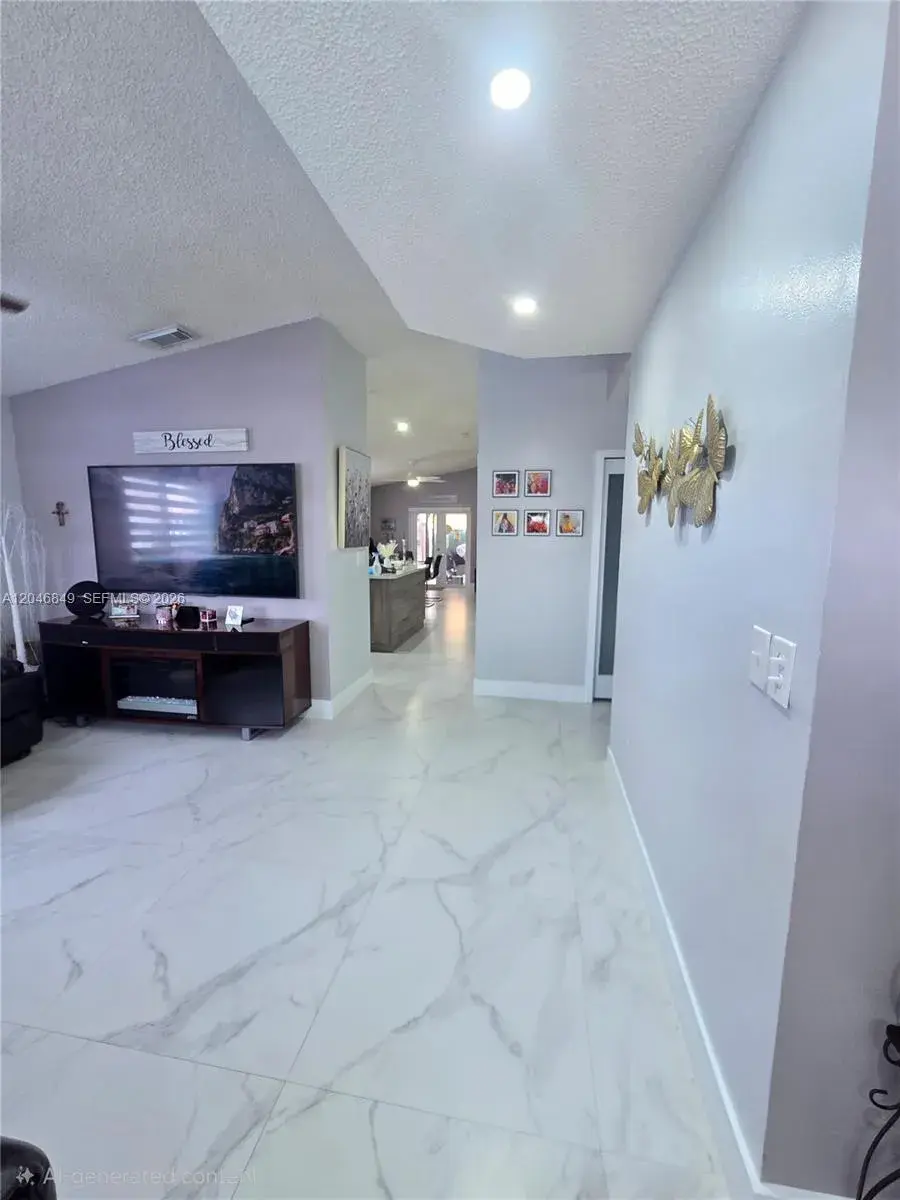 2727 W 70th St, Hialeah FL 33016