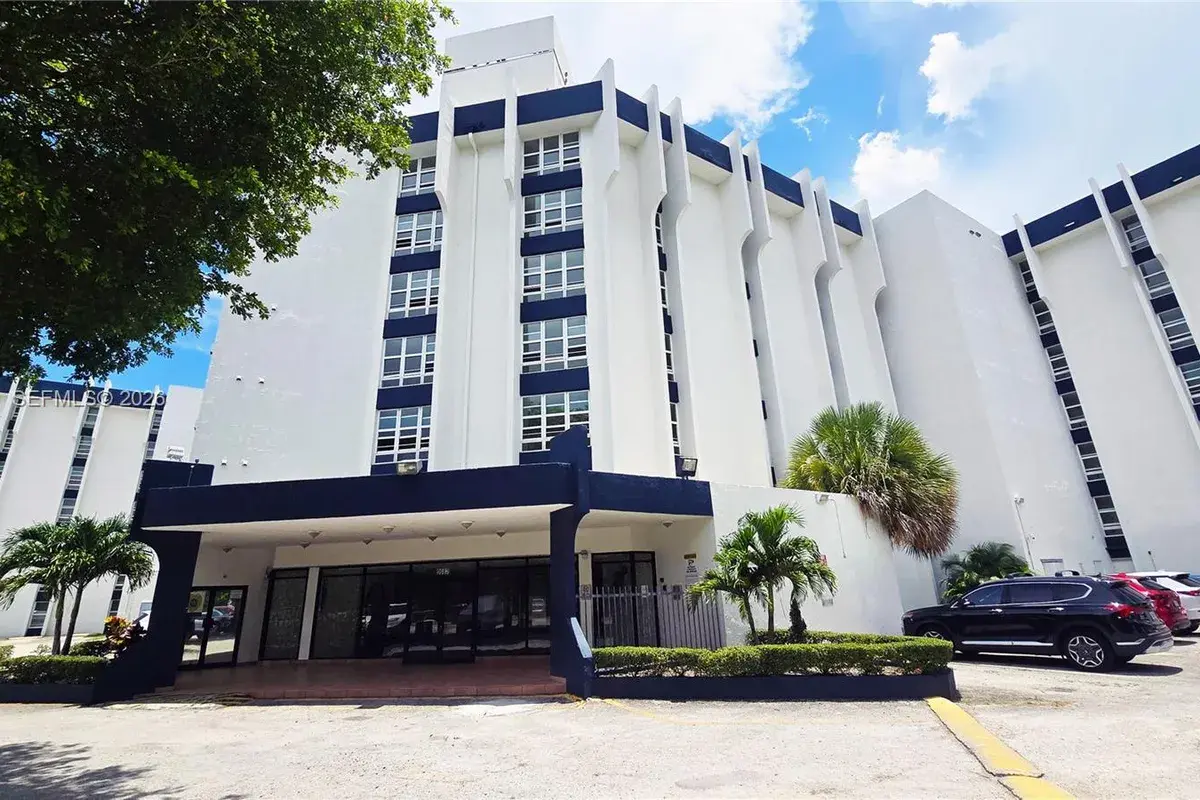 9682 Fontainebleau Blvd # 203, Miami FL 33172