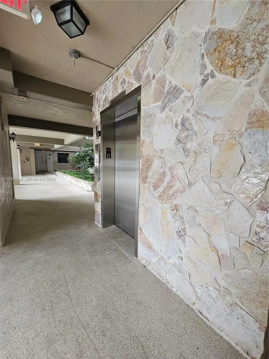 461 Ives Dairy Rd # 2, Miami FL 33179
