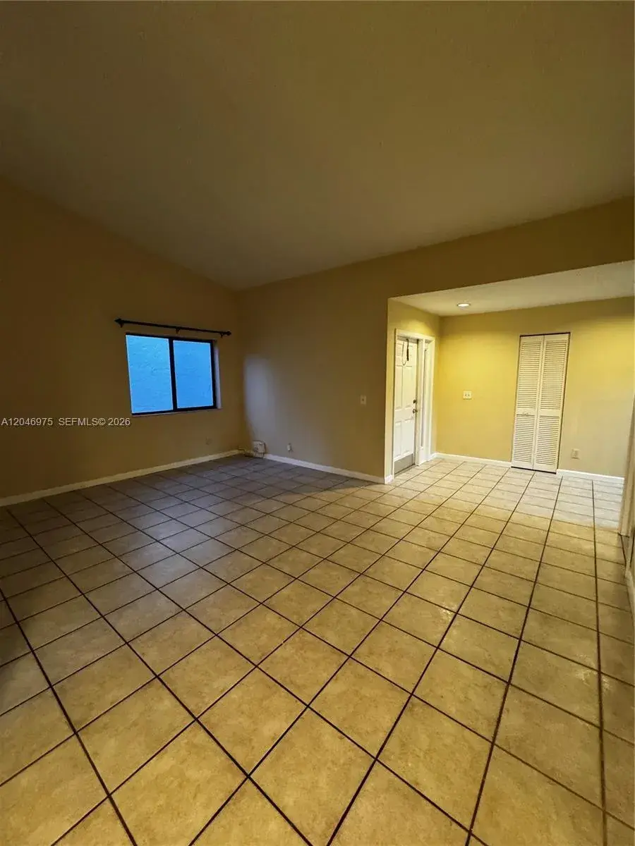 951 SW 109th Ave, Pembroke Pines FL 33025