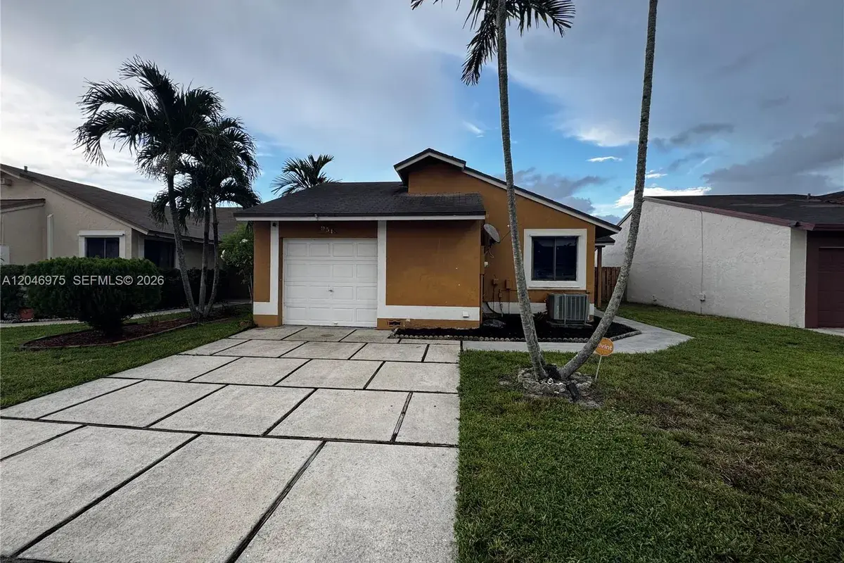 951 SW 109th Ave, Pembroke Pines FL 33025