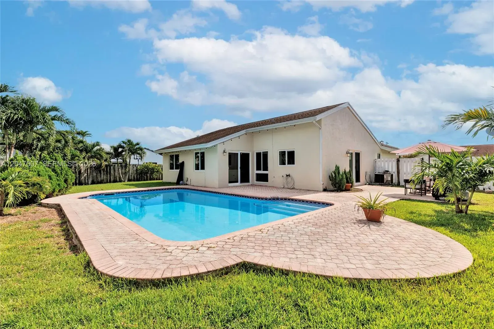 681 Pine Ridge Ter, Davie FL 33325