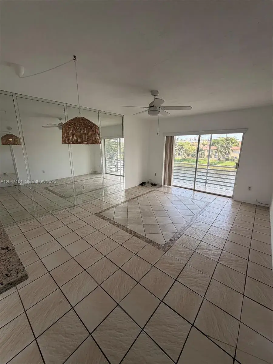 2880 NE 203rd St # 32, Aventura FL 33180