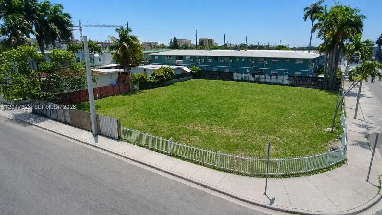 895 NW 45th Ave, Miami FL 33126