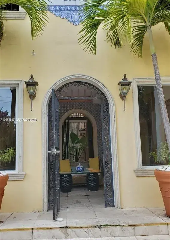4812 Pine Tree Dr # 201, Miami Beach FL 33140