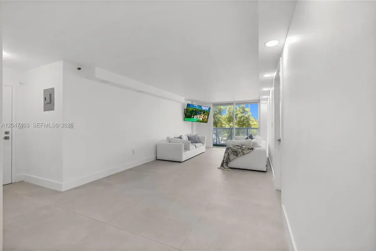 2457 Collins Ave # 201, Miami Beach FL 33140