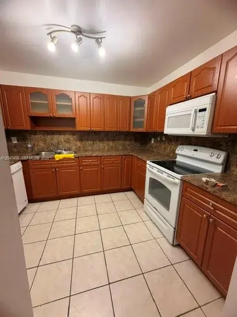 6930 Miami Gardens Dr # 517, Hialeah FL 33015