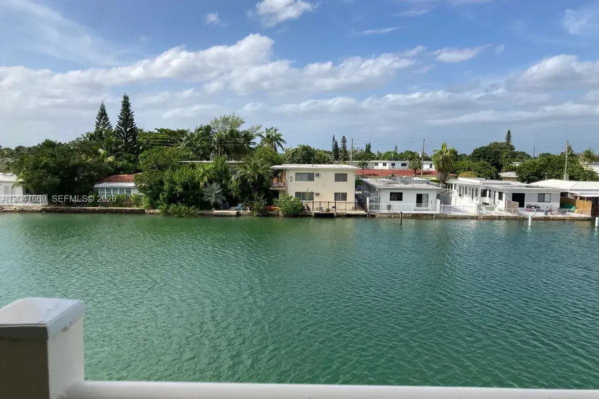 7900 Tatum Waterway Dr # 305, Miami Beach FL 33141