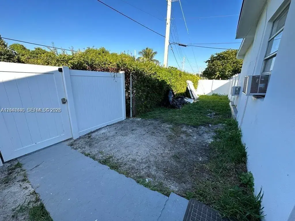 301 9th St # 1, Hallandale Beach FL 33009