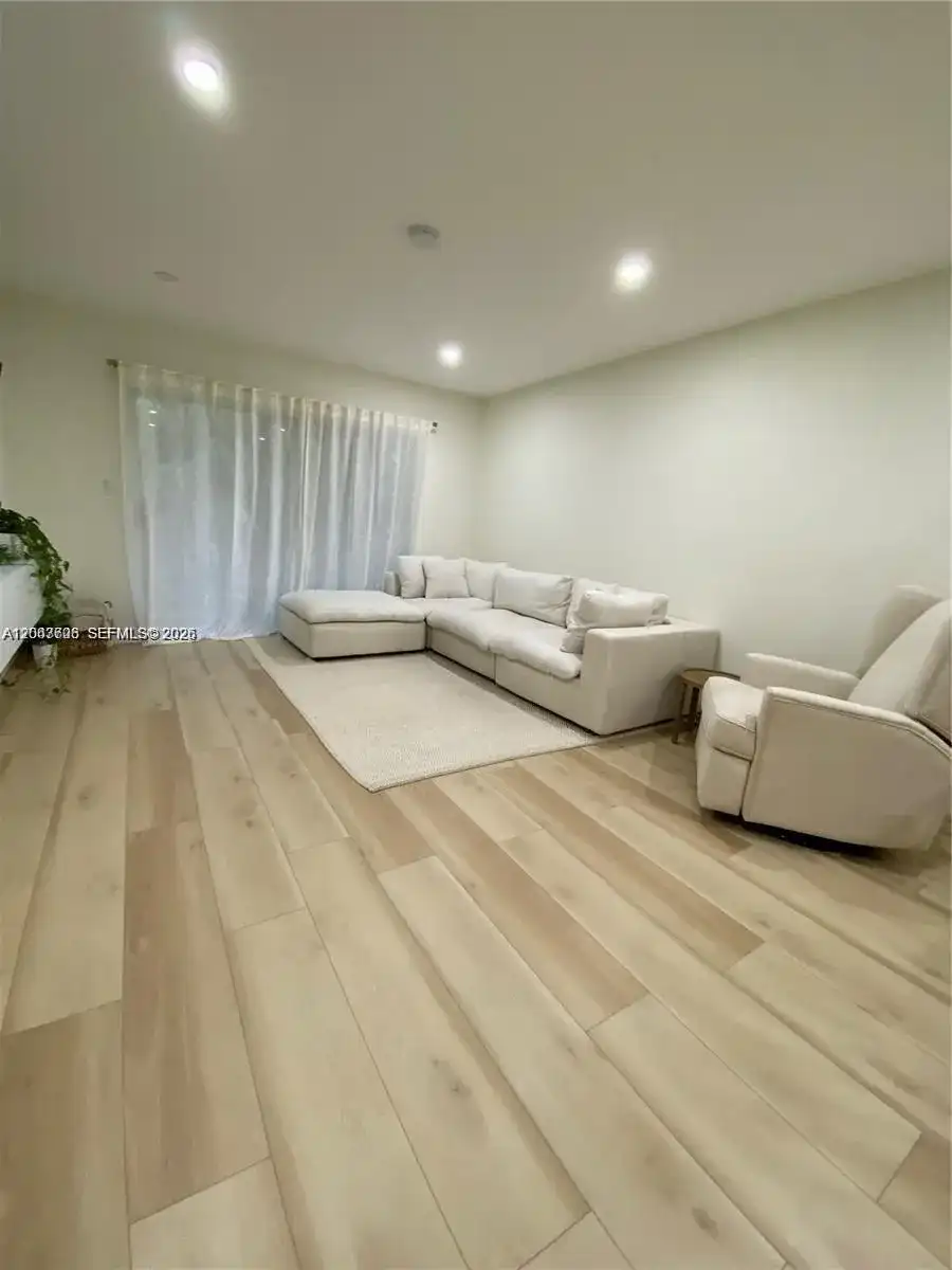 1200 Tallwood Ave # 302, Hollywood FL 33021