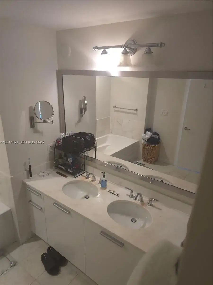 1060 Brickell Ave # 1701, Miami FL 33131 photo 4