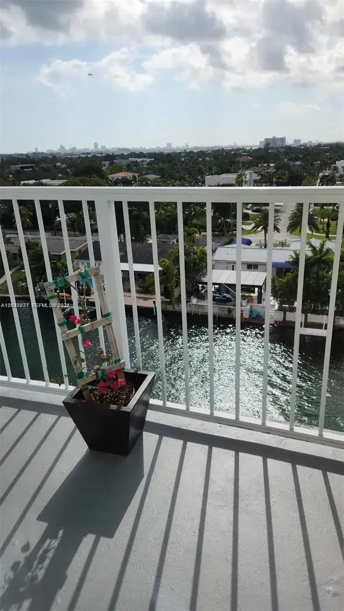 2000 NE 135th St # 806, North Miami FL 33181