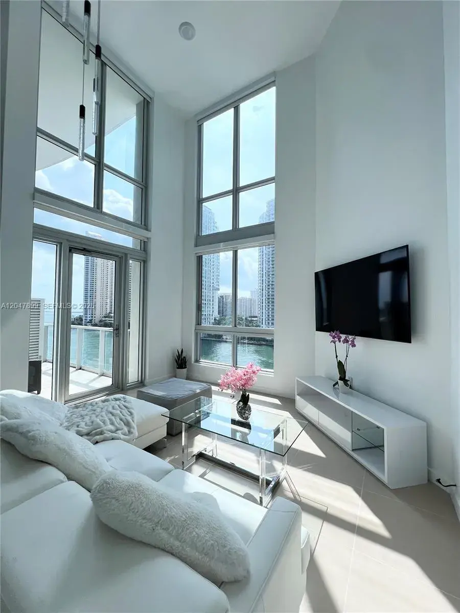 300 S Biscayne Blvd # 814, Miami FL 33131