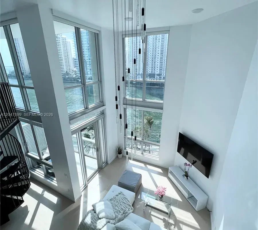 300 S Biscayne Blvd # 814, Miami FL 33131
