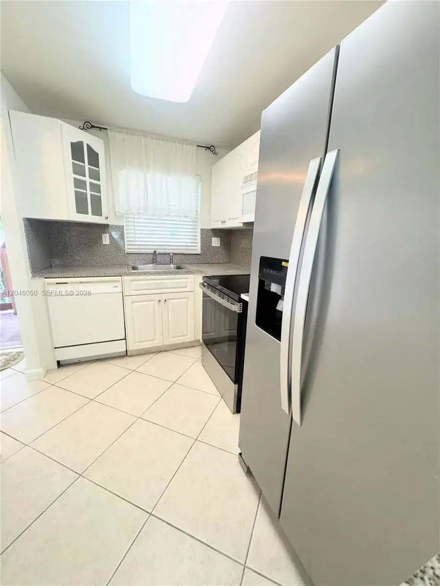 9660 Sunrise Lakes Blvd # 202, Sunrise FL 33322 photo 3