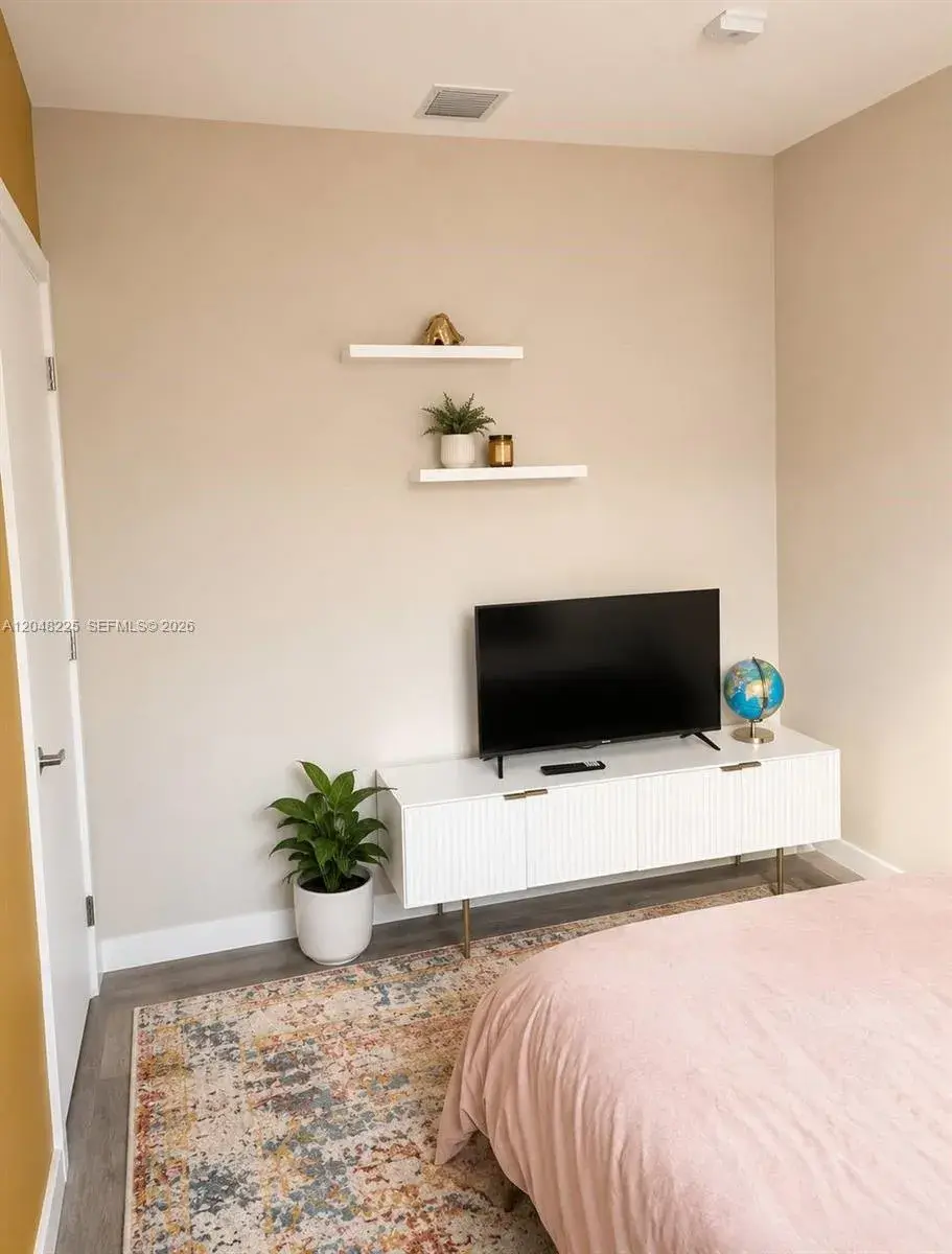 810 7th St # 205, Miami Beach FL 33139