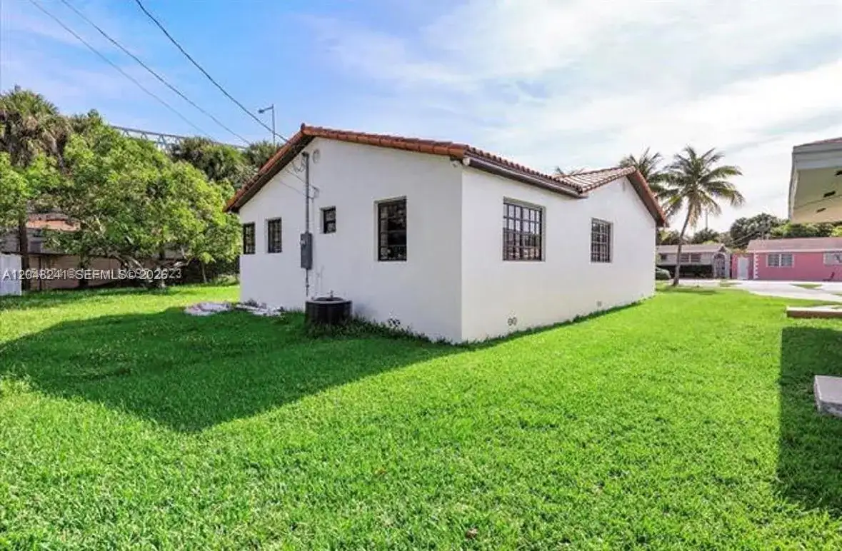860 NW 17th Ct, Miami FL 33125 photo 4