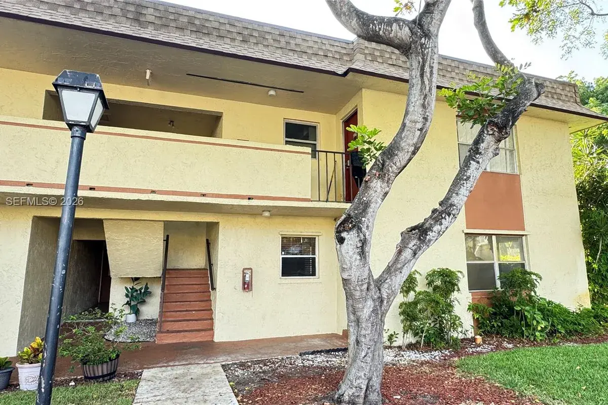 5525 N Lakewood Cir N # 215, Margate FL 33063