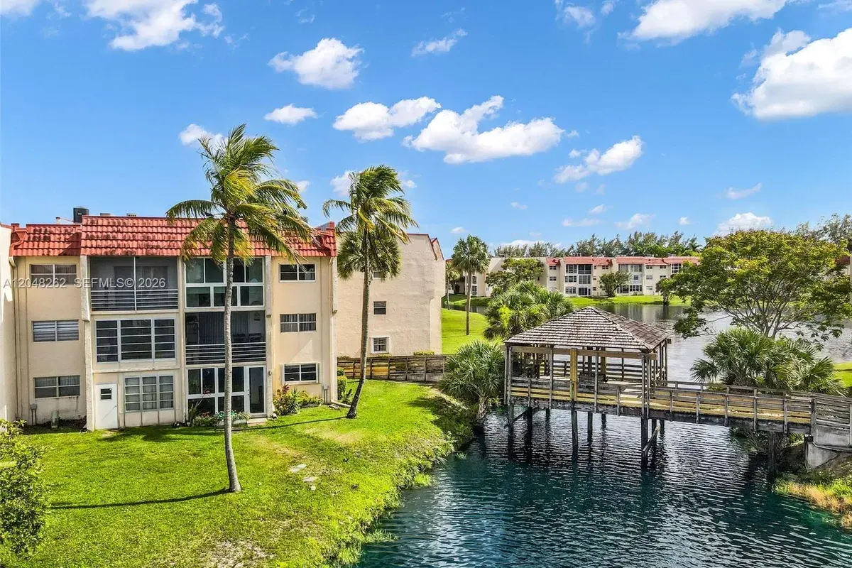 2851 E Sunrise Lakes Dr # 106, Sunrise FL 33322