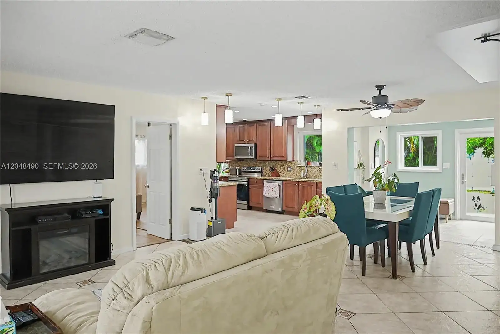 301 SW 65th Ave, Pembroke Pines FL 33023 photo 3