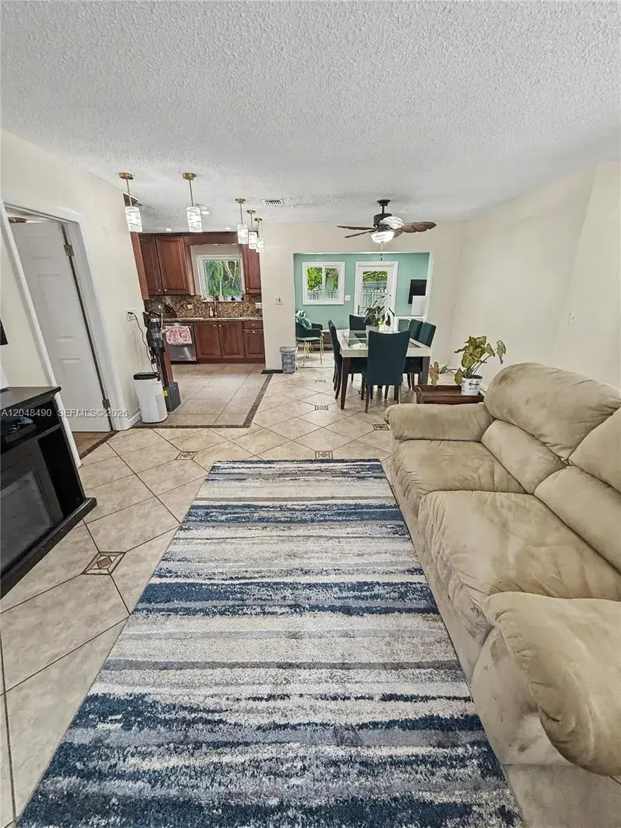 301 SW 65th Ave, Pembroke Pines FL 33023