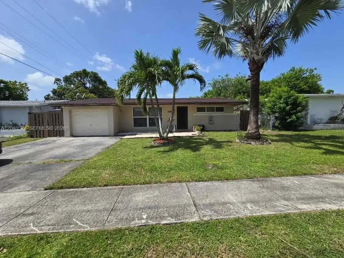 8461 NW 27th Pl, Sunrise FL 33322
