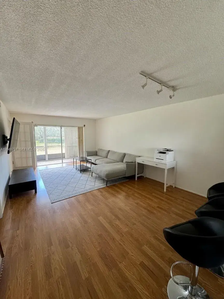 950 Hillcrest Dr # 109, Hollywood FL 33021