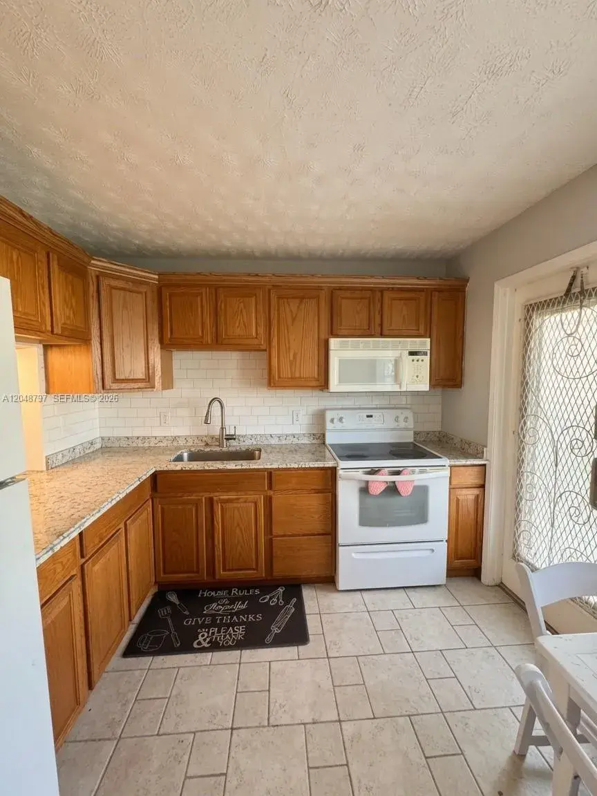 950 Hillcrest Dr # 109, Hollywood FL 33021