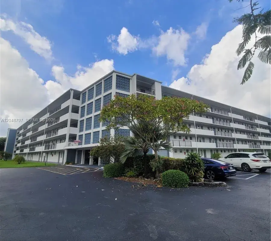 950 Hillcrest Dr # 109, Hollywood FL 33021