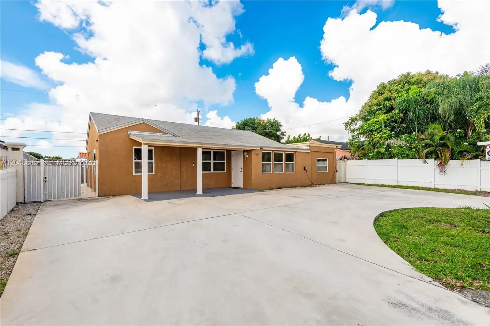750 NE 4th Pl, Hialeah FL 33010 photo 2