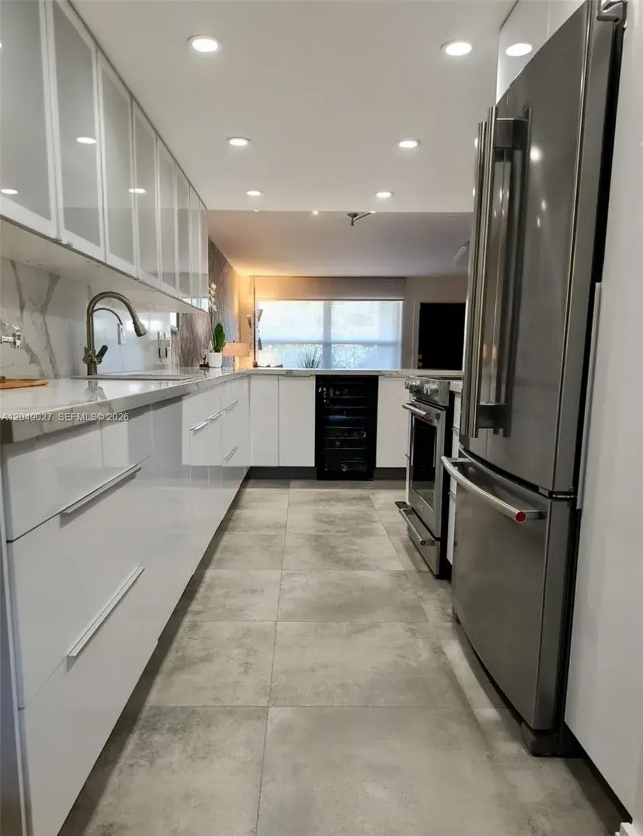 6047 Bayview Dr, Fort Lauderdale FL 33308