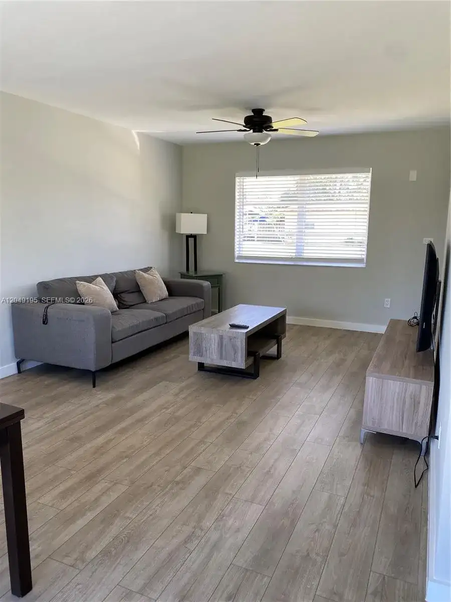 11121 SW 46th St, Miami FL 33165 photo 4