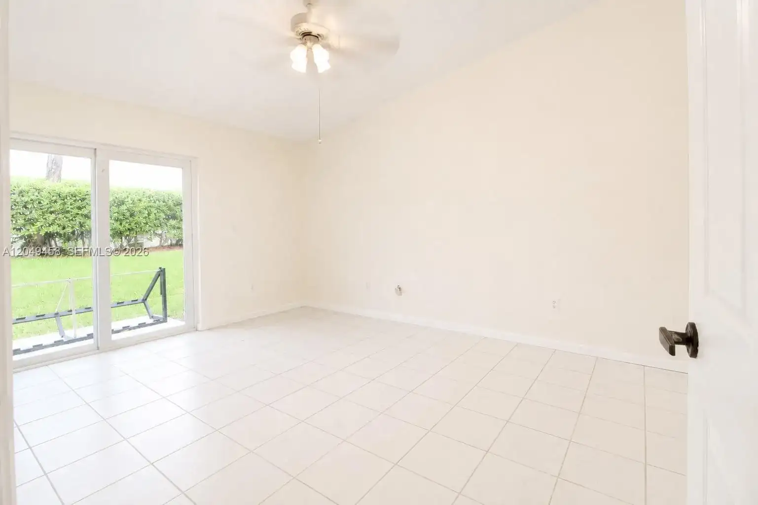 687 SE 22nd Dr, Homestead FL 33033 photo 5