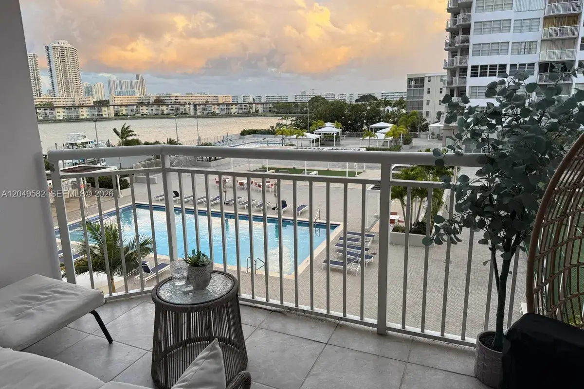 18061 Biscayne Blvd # 404, Aventura FL 33160