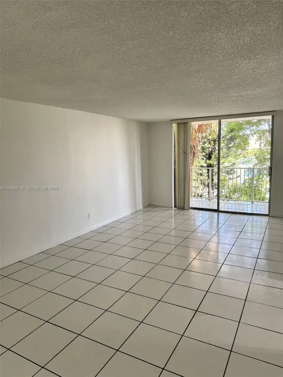 8511 NW 8th St # 303, Miami FL 33126 photo 3