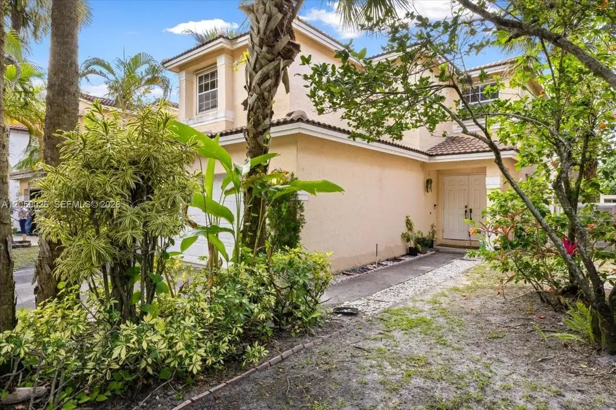 9847 Fairway Cove Ln, Plantation FL 33324