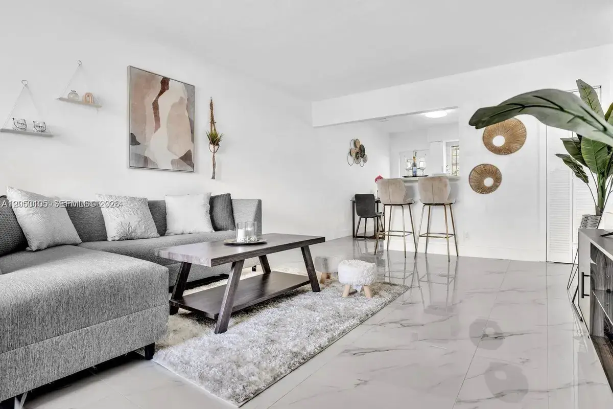1092 SW 3rd St # 1092, Hallandale Beach FL 33009