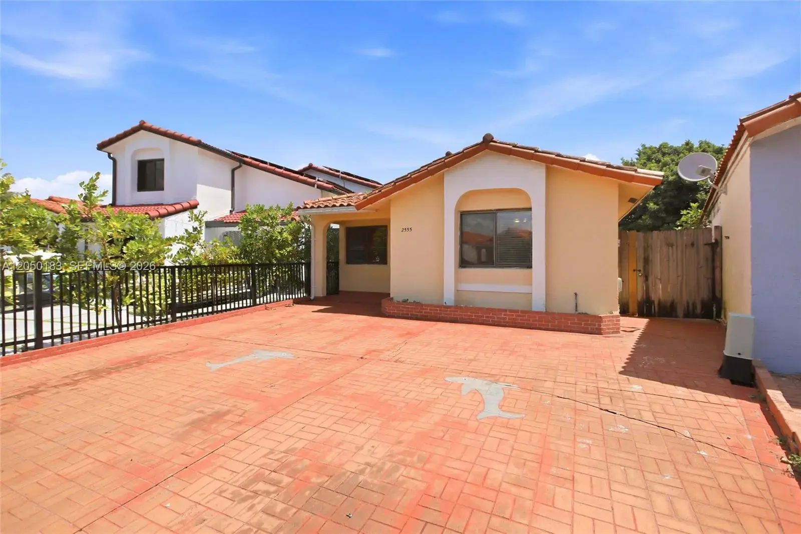 2555 W 65th St, Hialeah FL 33016