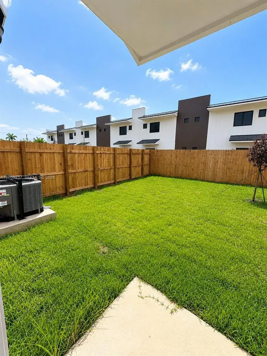 552 NW 7th St # 6, Florida City FL 33034 photo 3