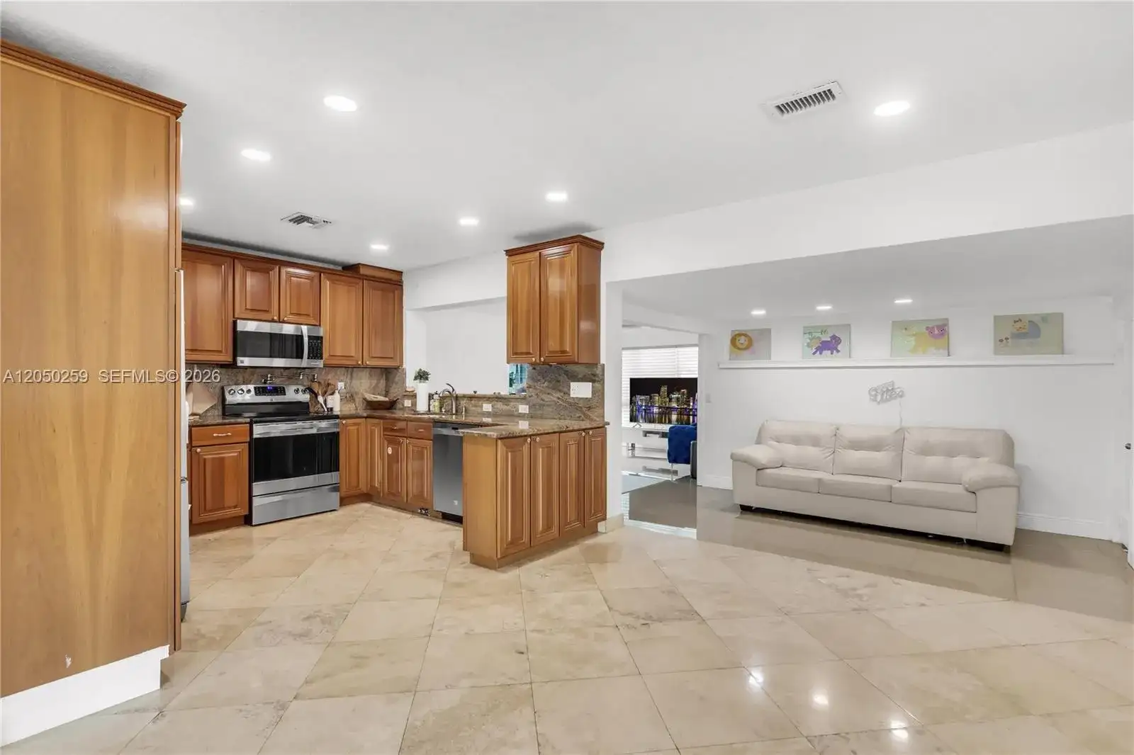 2424 NE 18th Ave, Wilton Manors FL 33305 photo 4