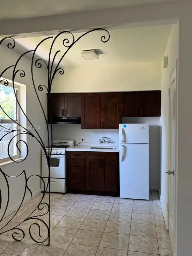 2499 SW 27th St # 5, Miami FL 33133