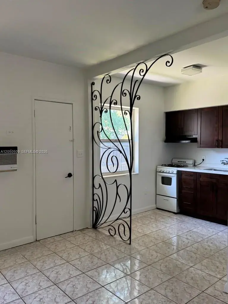 2499 SW 27th St # 5, Miami FL 33133