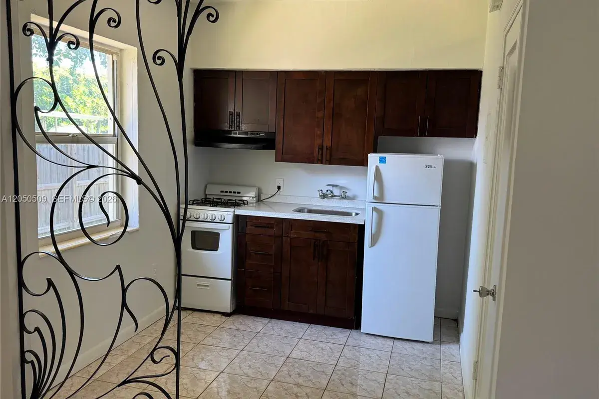 2499 SW 27th St # 5, Miami FL 33133