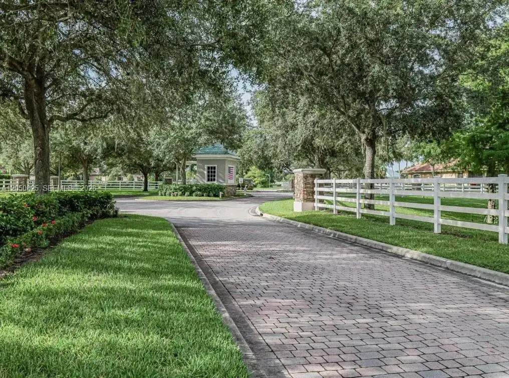 520 Caroline Dr, Vero Beach FL 32968 photo 2